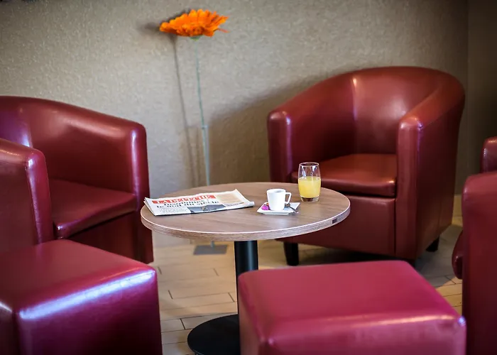 Отель Campanile Sesquieres