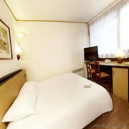 מלון Campanile Sesquieres 3*