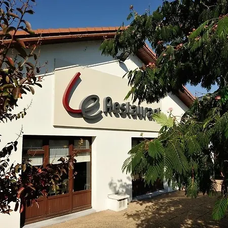 فندق Campanile Sesquieres